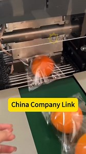 Flexible Protective Pillow-Type Fruit Packaging Machine: Suitable for preservation film packaging of fruits such as oranges, lemons, and apples. #pillowpackingmachine #shrinkpackingmachine #automaticpackingmachine #candypackingmachine #breadpackingmachine #foodpackingmachine #packagingtechnology #packingmachinesupplier #continuoussealer #PackagingSolutions #SealingMachine | Link packing machine company