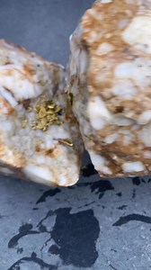 Splitting a rock containing a pile of gold | Gold Discovery Armin