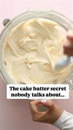 The cake batter secret nobody talks about… Have you ever made a cake with three layers—baked two right away, and the third one you popped in later turned out way better? Or maybe you’ve baked cupcakes, and somehow, the second batch comes out fluffier and prettier than the first? That’s why I always let my cake batter and cupcake batter rest at room temperature for 20 minutes before baking. Letting the batter rest gives the flour time to fully hydrate and the air bubbles to settle. The result? A 