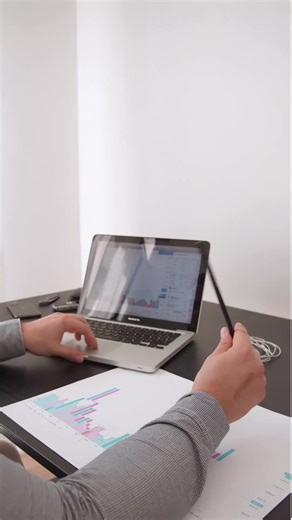 🔮ריבית דריבית - הסוד לצמיחה כלכלית!🔮 ״ריבית דריבית היא הפלא השמיני בתבל, מי שמבין זאת מרוויח, מי שלא - משלם!״ - אלברט איינשטיין. ריבית דריבית היא ריבית הנצברת לא רק על הקרן (סכום ההשקעה ההתחלתי) , אלא גם על הריבית שנוספה במשך תקופת זמן ההשקעה. ⏳ 💡 איך זה שונה מריבית רגילה? בריבית רגילה, הרווחים מחושבים רק על הקרן. בריבית דריבית, כל שנה הכסף ממשיך לגדול כי הרווחים עצמם ממשיכים לצבור עוד רווחים! נניח שהשקעתם 100,000 ₪ בריבית שנתית של 5%. ❌ בריבית רגילה: בכל שנה אתם מרוויחים 5,000 ₪ , (5% מתוך 1