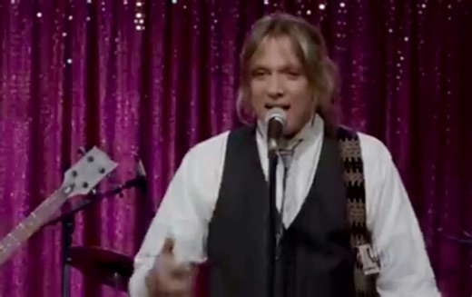 Sebastian Bach on Gilmore Girls in 2006 (Season 6, Episode 16) performing “Hollaback Girl” at a Gig. #sebastianbach #hollabackgirl #gilmoregirls #happyfriday | Libran Lauren