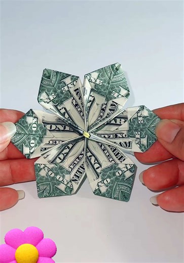 Cómo hacer una flor de billetes en origami