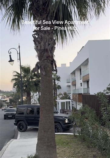 🇫🇷Résidence Prestigieuse – Pinea Hills, Tanger Situé au sein de la très prisée résidence Pinea Hills à Tanger, cet appartement d’exception offre un cadre de vie unique avec une vue mer panoramique à couper le souffle. Ce bien rare se compose de 4 véritables suites parentales, chacune disposant de sa salle de bain privative, toilettes séparées et douche à l’italienne aux finitions haut de gamme. Chaque espace a été pensé avec des matériaux nobles et un souci du détail irréprochable. L’apparteme