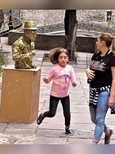 971K views · 10K reactions | funny pranks ... prank qui fait rire #funnyvideos #prank #statue #funny #scareprank #foryou #fyp | Funny Pranks | Facebook