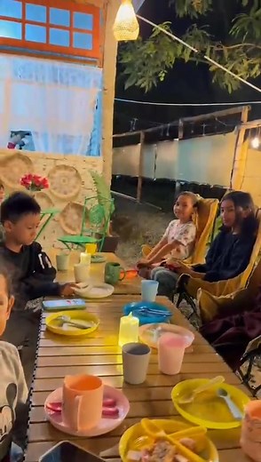 ada buka baru gais. cantik sangat2. Hello Bungaa Cafe & Ruang Seni, Fajar Lahad Datu, berhadapan Airport Isnin hingga Sabtu Jam 4.00 ptg - 12 malam #lahaddatuinfo | Lahad Datu info.