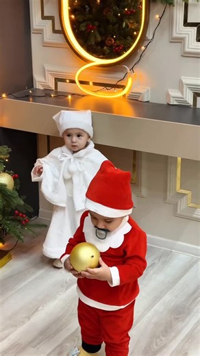 Фотопавильон on Instagram: "🎄Bizning Yangi yil fonimizda rasmlar shunaqa ertaknamo chiqadiki... har bir kadrda mayin bir mehr seziladi. * Siz ham joyingizni bron gilib go’ying. 📍Sherpro Cinema 📞+998 99 579 21 11"