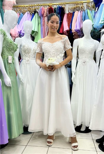 NOVIAS 2026 💍👰‍♀️🤵💒 “Elegancia que enamora 🤍✨ Vestido de ensueño con delicado encaje, mangas sutiles y falda fluida que se mueve contigo. 🫶😍 Perfecto para tu boda civil ; el momento único donde mereces brillar con sencillez, elegancia y romanticismo.” ❤️💍✨ Ubícanos en: 📍 GALERÍA CENTRO GAMARRA 🇵🇪 ✅ piso 3; Tda: 358 Escríbenos al 📲 927194267 #VestidosLargos #ModaFemenina #bodacivil #bridallook #tendencia2026