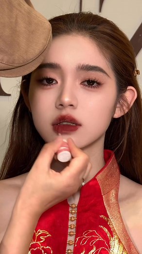 Soft blush, glossy lips, and pure vibes. 🔗 Follow us for more beauty content: IG: makeup.since23 YT: Manmakeup.official FB: Man Make Up | Page: Man Makeup ____. #mymakeup #makeupartist #makeup #mua #makeuplife #makeuplovers #greece #skg #makeupaddiction #makeuptutorial #makeuplook #makeupartistagreece #makeupbyme #makeupforever #makeupinspo #makeuptutorial #makeupideas #makeupjunkie #greece #makeupblogger #makeupgoals #smokeyeye | Man Make Up