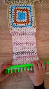 Combining a rectangular loom with a crocheted granny square: a unique keffiyeh Knitting loom for beginners step by step #knitting #crochet #scarf #knitting_loom_eljammari #hat #tejidos #bag #action #art #fblifestyle | Ouabd Zaina