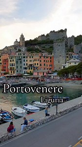 #LIGURIA 💛 #Portovenere jest małym miasteczkiem malowniczo położonym na wschodnich krańcach Ligurii, na terenie Parku Narodowego Cinque Terre, choć poza słynną piątką. Szczególnie pięknie jest tutaj wczesnym wieczorem, gdy chylące się ku zachodowi słońce oświetla ciepłymi promieniami kościół wzniesiony na skalistym cyplu. Tam – z punktu widokowego – można podziwiać w pełnej krasie ognistą kulę tonącą w morzu. Zapraszam po więcej na bloga, link w komentarzu pod filmem ⬇️. | Italia by Natalia
