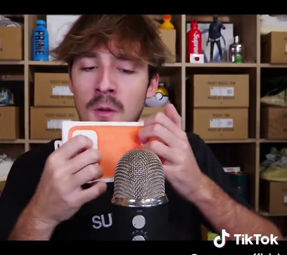 iPhone 17 Pro Max ASMR Tapping Experience