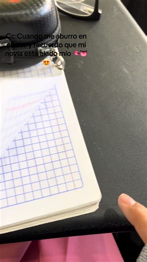 Cuando me aburro en clase y tengo a mi novia al lado