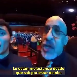 ADELE defiende a Fan en Concierto 🔥🔥 . Durante un reciente concierto de #adele en la Vegas la seguridad del lugar le solicitaba a un fan bastante eufórico sentarse Adele al darse cuenta, detuvo el show para solicitarle a seguridad que lo dejaran disfrutar ! . #adele #concierto #lasvegas | Backstage Magazine