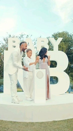 El futbolista #Neymar y su novia #Bruna revelaron el sexo de su bebé, anunciando que esperan una niña. 💕 | Revista Vea