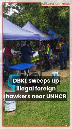 #NSTTV Kuala Lumpur City Hall (DBKL) has taken enforcement action against foreign hawkers operating illegally on pedestrian walkways outside the UNHCR building in Bukit Petaling. READ MORE: https://www.nst.com.my/news/crime-courts/2025/07/1245943/dbkl-sweeps-illegal-foreign-hawkers-near-unhcr | NST Online