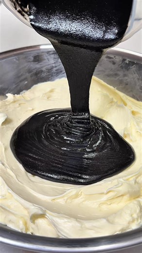 바스크 치즈케이크 전문점, 트키입니다. 검은색의 정체는 흑임자🕶️ 꼬수운 흑임자가 콕콕 박혀 그 향과 농밀한 크림치즈 풍미가 일품! 겉은 고온에서 단시간에 구워져 조금 더 녹진한 식감이고 가운데는 무스케이크 같아서 마치 2개의 디저트를 먹는 느낌도 들었어요. 당일 숙성 판매로 언제 가도 같은 맛으로 먹을 수 있어서 좋아하는 곳입니다. [트키 도산] - 위치: 서울 강남구 도산대로45길 10-2 1층 - 영업: 11:00 - 21:30 - 메뉴: 흑임자 치즈케이크 (8,000원) #치즈케이크 #cheesecake #seouldessert #basquecheesecake