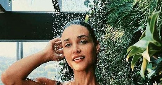 Débora Nascimento posa de biquíni e dá zoom no corpaço