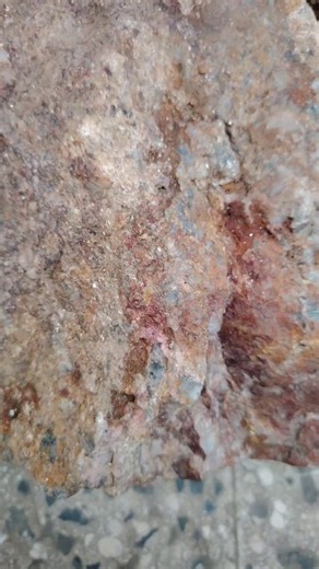 سؤال: يدور في رأس كل شخص مهتم بالبحث عن #الذهب .ما اهم الطرق المتبعه لفحص الصخور الحامله لمعدن الذهب؟؟​إليك أهم الطرق المتبعة لفحص الصخور الحاملة للمعادن:​1. الفحص البصري والمجهري​هذه هي الخطوة الأولى والأساسية، وتعتمد على ملاحظة خصائص الصخر الخارجية:​عروق المرو (الكوارتز): ابحث عن التشققات والفتحات الصغيرة داخل الكوارتز (المسامية) التي غالباً ما تكون محشوة بأكاسيد الحديد (الصدأ).​تغير الألوان: وجود بقع بنية، حمراء، أو صفراء داكنة يشير غالباً إلى تأكسد معادن الكبريتيد، وهي بيئة خصبة لوجود المعاد