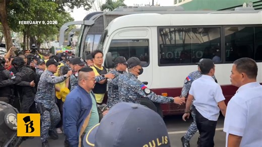 EX-SEN. BONG REVILLA JR. ARRIVES AT SANDIGANBAYAN FOR ARRAIGNMENT WATCH: Escorted by New Quezon City Jail wardens, former Sen. Bong Revilla Jr. arrived at the Sandiganbayan early Monday for his arraignment on charges of malversation and falsification of public documents related to the P92.8-million flood control scandal in Bulacan. | via Ian Maghanoy, bnc.ph | Bilyonaryo News Channel