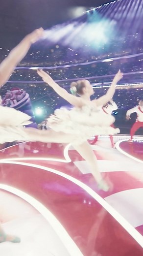 Snoop Dogg performs at SNOOP'S HOLIDAY HALFTIME PARTY on NFL Christmas Gameday! | Netflix