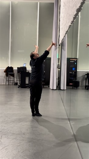 Offstage with… Les Ballets Trockadero de Monte Carlo! ✨ In addition to three uproariously funny performances, the Trocks shared their time offstage in a Dying Swan Workshop, MyTix Night meet-and-greet, and more! 🩰🎶🦢 Learn more about MyTix—our discount ticket program for young professionals, students & military ➡ tkc.co/mytix | The Kennedy Center