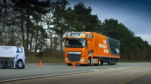 The DAF Advanced Emergency Brake System is a semi-automatic brake system designed to prevent collisions or limit their consequences. A radar signal at the front of the truck continuously measures whether there is sufficient space. If the distance limit is exceeded, the system initially issues a warning signal. If the driver fails to respond to the signal, AEBS takes over. The truck will slow down as much as possible to avoid a collision or minimise any impact. | DAF Trucks South Africa