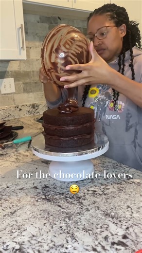 Chocolate on Chocolate Cake 🤤🍫 #cakedecorating #chocolatecake #chocolate