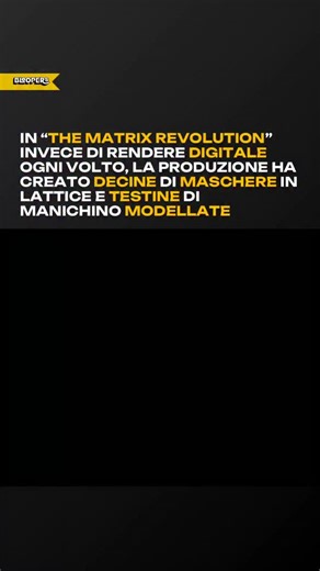 L’esercito infinito di Agente Smith in Matrix Revolutions non è solo un miracolo del codice digitale. Per rendere la scena davvero pesante e materica, le sorelle Wachowski hanno scelto un approccio ibrido, riempiendo il set con decine di manichini e comparse che indossavano maschere in lattice modellate sul volto di Hugo Weaving. La CGI è intervenuta solo dopo per rifinire e amplificare ciò che era già fisicamente presente, creando un realismo che la sola computer grafica dell’epoca non avrebbe 