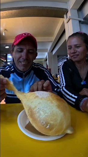Argentinians try empanada de viento for the first time in Ecuador 🥟🇪🇨