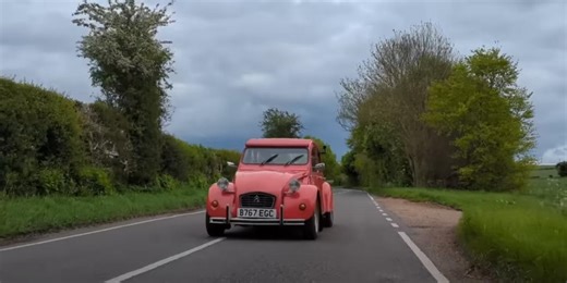 Este Citroën 2CV tiene un motor bóxer muy especial, el de una moto de BMW