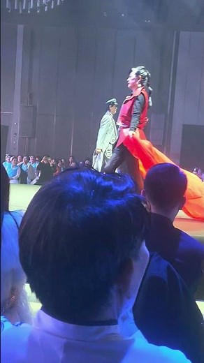 엄청난 장신의 중국 프로모델 파워있는 멋진 워킹