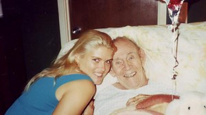 Anna Nicole Smith’s husband dies, she suffers medical and career challenges: Part 5