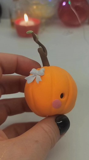 LIVE 💖 VIVOLOSVIERNES . Hoy nos encontramos para realizar un proyecto más con motivo hallowinezco 🎃 Qué estará haciendo esta nueva calabacita mum? | Modelar Un Mundo