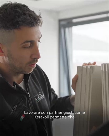 S2 Ep. 1 - La posa per cantieri ad alta complessità Posare lastre sottili di grandi dimensioni all'interno di una struttura portante delicata richiede grande precisione. L'esperienza della squadra di posa è fondamentale, così come l’utilizzo di prodotti ad alte prestazioni e lavorabilità prolungata, come H40 Tech. -- S2 Ep. 1 - Laying for highly complex building sites Laying large thin slabs within a delicate supporting structure requires great precision. The experience of the installation team