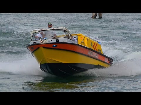 [EPIC!] Venice ambulance boats responding with lights and siren // Idroambulanza Venezia in sirena