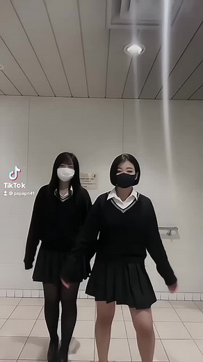 女子高生のタイツと制服スタイル