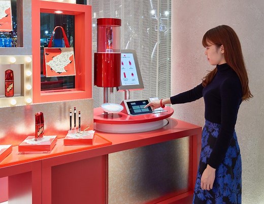 大日本印刷とMIRAIBAR 空中に浮かび上がる高精細映像をタッチレスで操作できる端末を2021年3月に発売 | ニュース | DNP 大日本印刷