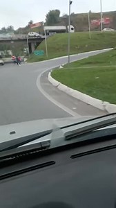 90K views · 405 reactions | Um veiculo quase caiu do viaduto após se envolver em acidente na via dutra próximo ao supermercado spani em Guaratinguetá na manhã desta sexta-feira(23). Vídeo : Pedro Frazili | Aqui você faz a notícia | Facebook