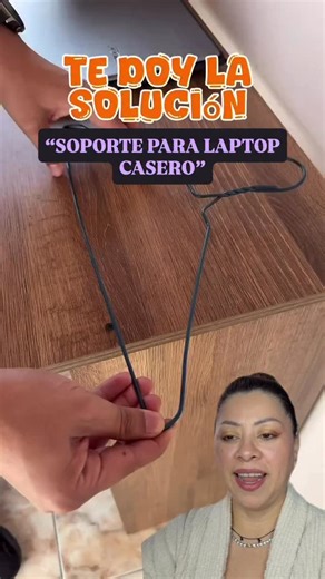Lindsay Estrada | Curiosidades · Motivación · Vida real 🌸 on Instagram: "A veces no necesitas comprar nada nuevo. Con algo tan simple como un gancho de ropa puedes mejorar la postura, la ventilación de tu laptop y trabajar más cómodo en casa. Guarda este video para hacerlo después y compártelo con alguien que trabaja desde su laptop. #soporte #laptop #tips #hack #gancho #computadora #soluciones"