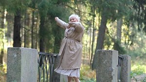 femme heureuse plus grande dansant dans : vidéo de stock (100 % libre de droit) 1085139056 | Shutterstock