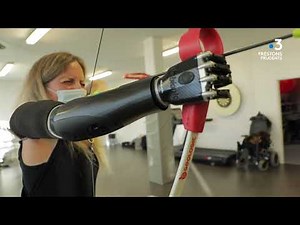Priscille Deborah, handicapée équipée d'un bras bionique.
