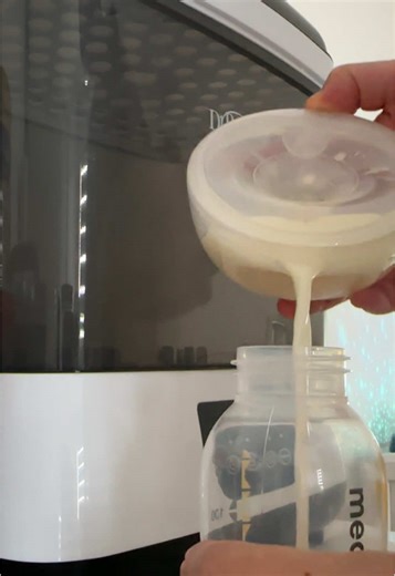 Pump and Pour with my Medela Handsfree Flex #medelapump #pumpandpour