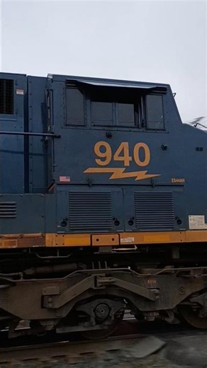 Freshly repainted csx locomotive, as mid-train DPU for CSX m332 #csx #train