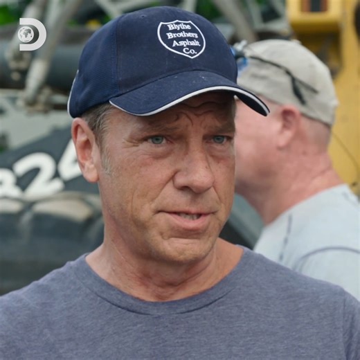 Without this dusty job, there’d be no roads to drive on! 🚗💨 #DirtyJobs | Discovery Channel UK