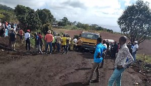 52K views · 507 reactions | HaYba INFRASTRUCTURES ROUTIÈRES Route de Bahani - Washili : Grosse Galère des Usagers La route de déviation au niveau du pont en construction est remplie de grosses cratère. Quand il pleut ces trous se remplissent d'eau piégeant mini bus et camions. Des passagers ont été bloqué de 12h à 15h sans que personne ne leur vienne en aide. Suivez la vidéo de Mdjomba Soule HaYba Jumla Digital African Voice From Moroni | HaYba Jumla | Facebook