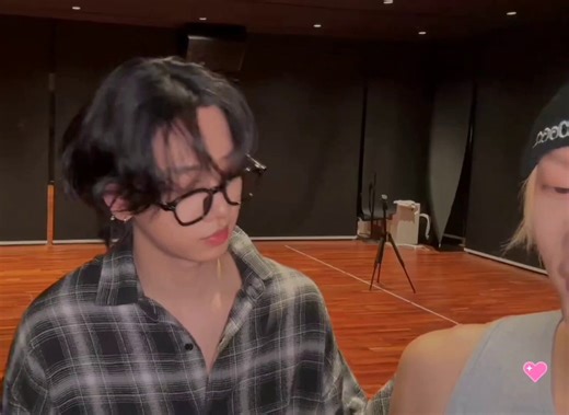 260405 위버스 라이브럭키데이불주사자국을 계속 귀여워함