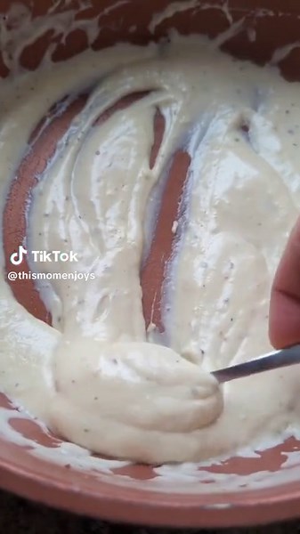 White Pizza Sauce recipe video- @thismomenjoys #whitepizzasauce #garlicsauce #garlicpizza #pizzasauce #pizza