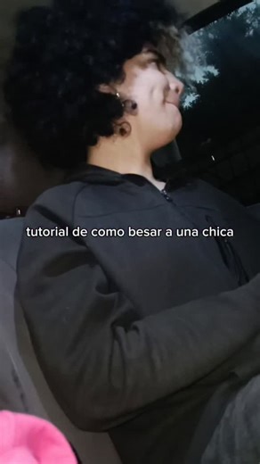 Oskan | オスカン on Instagram: "tutorial de cómo besar 😭❤️ . . . . . . . . ignorar: #amigos #comedia #meme #fyp #tutorial"