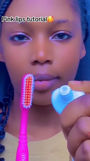 My own way to peel of dead skin from my lips 👄 #Lips #reelsfypシ #fypシ゚viralシ #explorepage #pinklipschallenge #fyp #Tutorial | Happydaniels