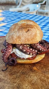 Panino con il polpo, stracciatella e pomodori secchi 🐙 📝 Ingredienti ▫️Pane rosetta, 1; ▫️Polpo arricciato, 2; ▫️Olio extravergine di oliva, q.b.; ▫️Limone, 1; ▫️Sale fino, q.b.; ▫️Stracciatella fresca, 150 gr; ▫️Pomodori secchi sgocciolati, 150 gr 🧑🏻‍🍳 Preparazione ▫️Per prima cosa condire il polpo a crudo con olio extravergine di oliva, sale fino e il succo di mezzo limone. Massaggiare e lasciar marinare per una 30ina di minuti. ▫️Cuocere il polpo sulla brace per circa una decina di minut